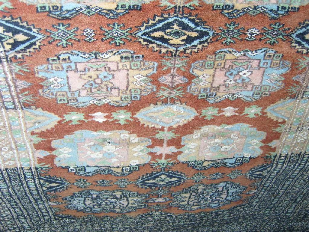 Appraisal: A good quality eastern wool rug with repeating gul motifs