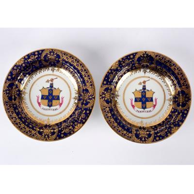 Appraisal: A pair of Chamberlain's Worcester armorial blue ground soup plates