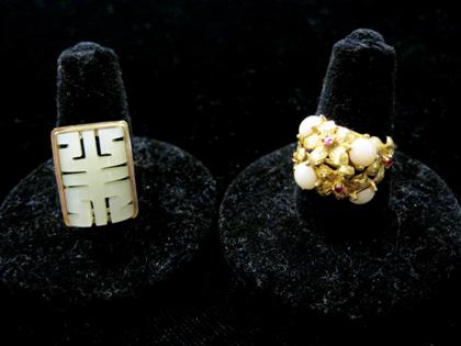 Appraisal: Two karat yellow gold ringsOne set with a white jade