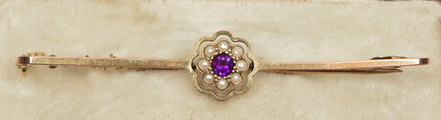 Appraisal: AN EDWARDIAN CARAT GOLD BAR BROACH with central flowerhead decoration