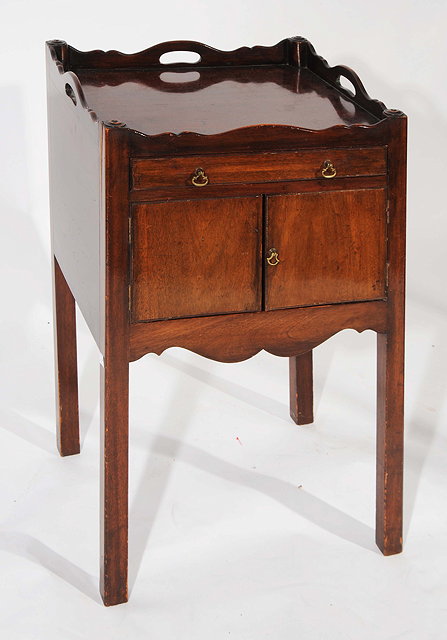 Appraisal: A GEORGIAN MAHOGANY TRAY TOPPED BEDSIDE COMMODE with pierced handles