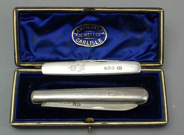 Appraisal: A boxed Victorian sterling silver single bladed fruit knife Maker