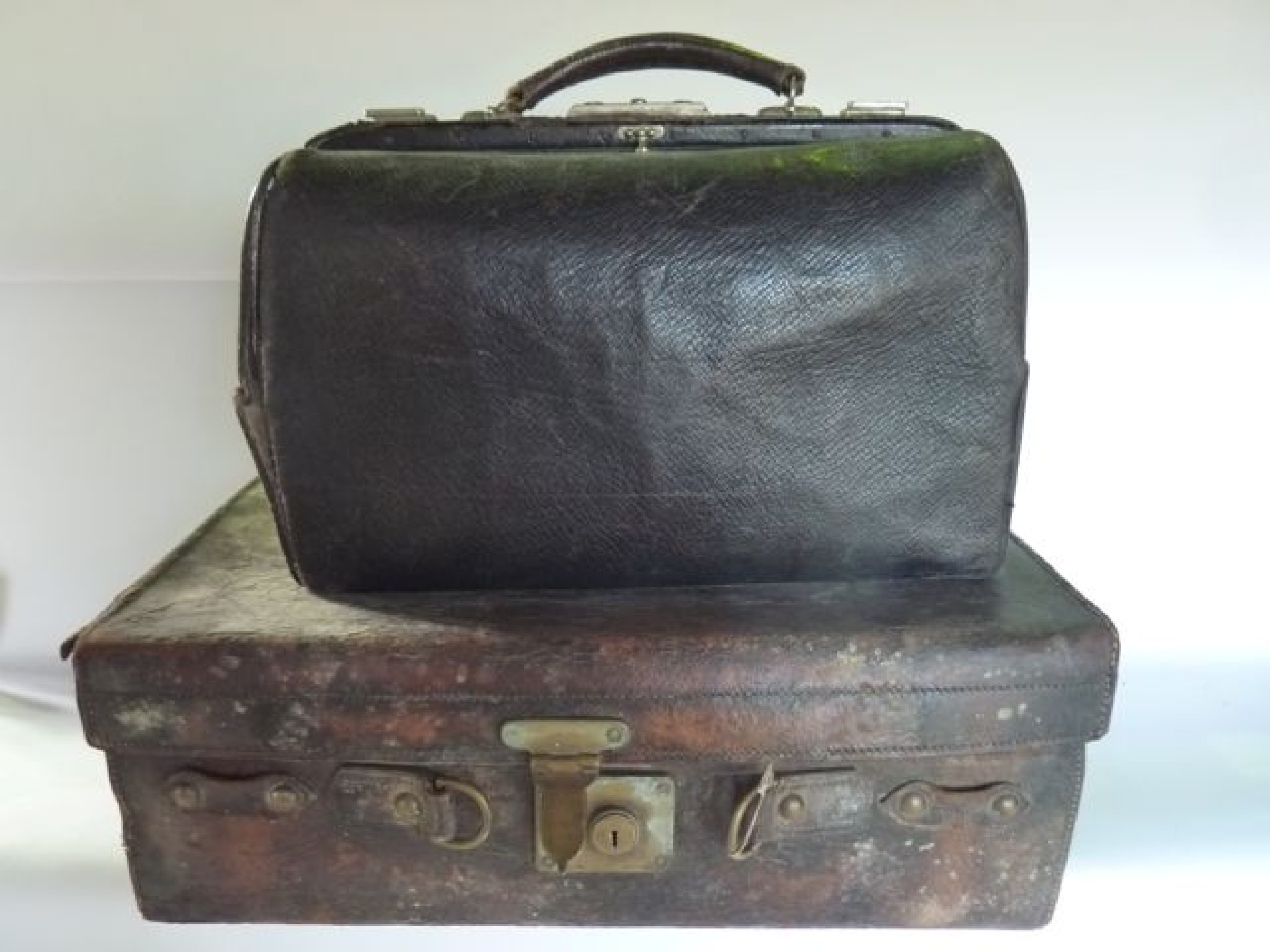 Appraisal: A large vintage stitched tan leather suitcase with brass lock