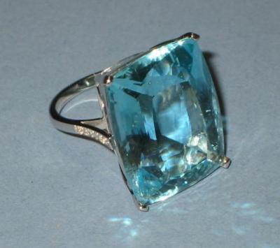 Appraisal: AN AQUAMARINE RING the oblong cut stone set in ct