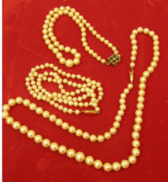 Appraisal: A pearl necklace comprising a single row of graduating size