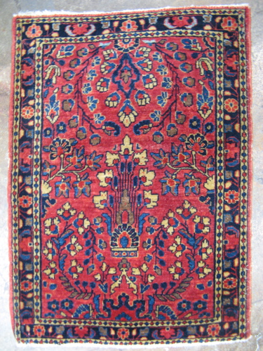 Appraisal: PERSIAN SAROUK ORIENTAL HAND WOVEN MAT having traditional floral design