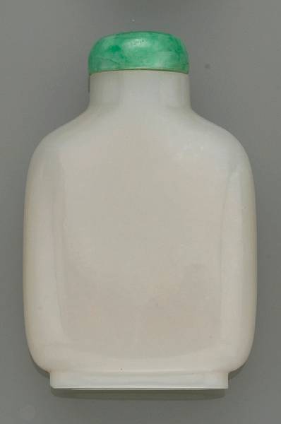 Appraisal: A white snuff bottle th Century The well hollowed bottle