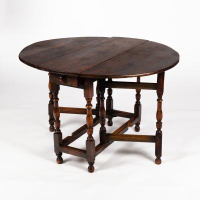 Appraisal: An oak gateleg table of th Century style on baluster