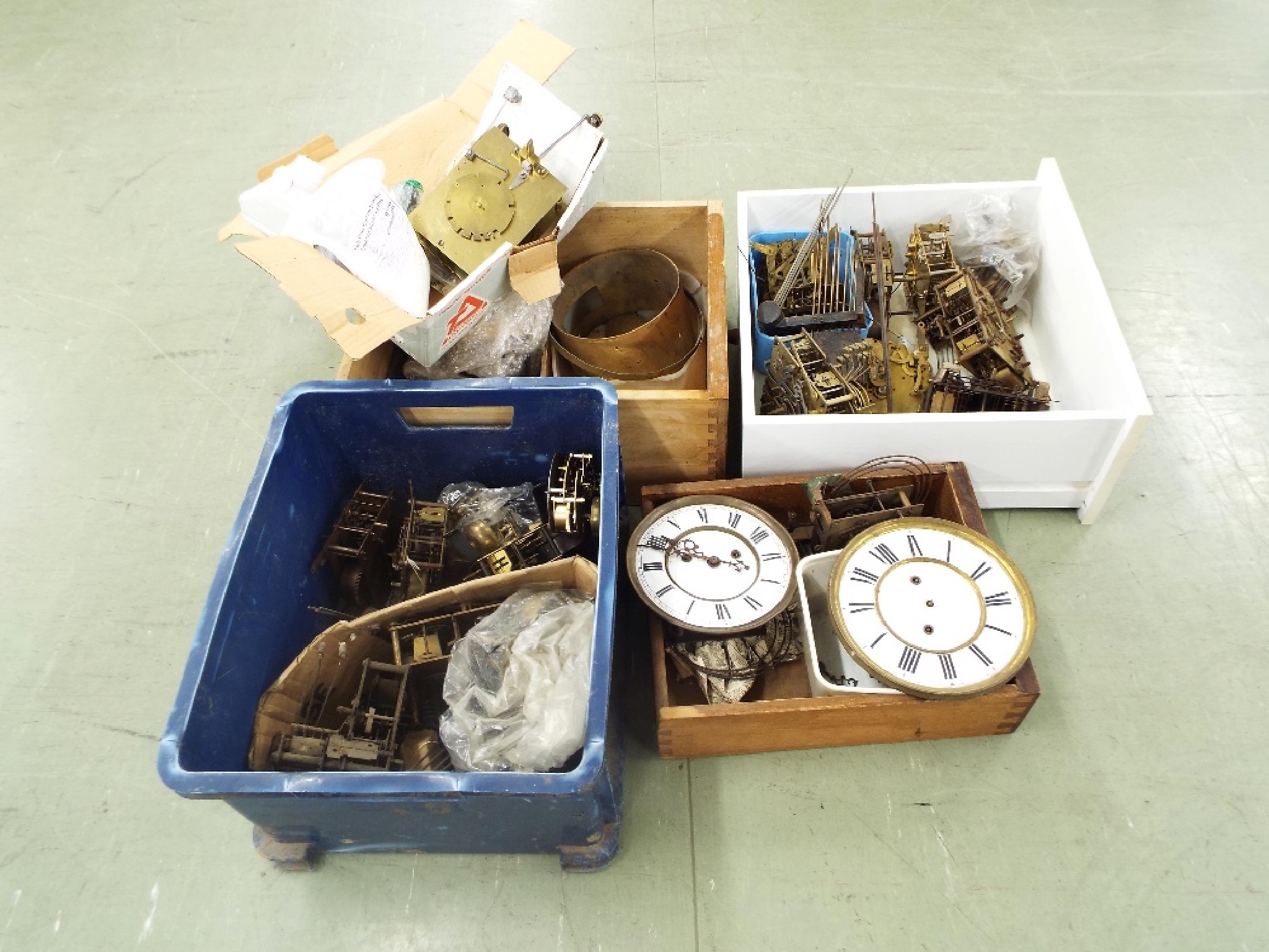 Appraisal: Quantity of various miscellaneous clock movements and movement parts including