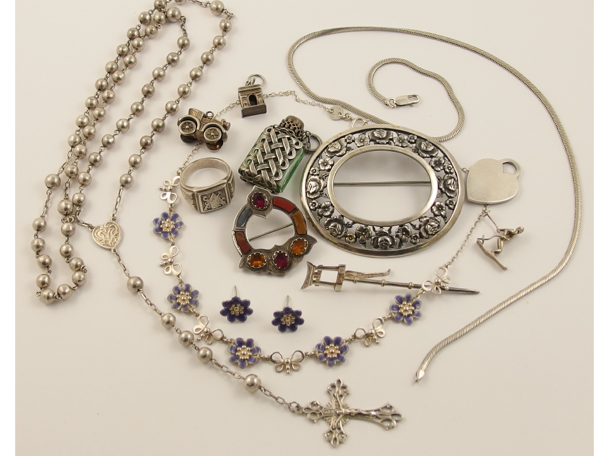 Appraisal: A collection of silver and white metal items to include