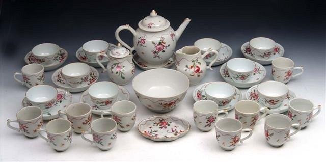 Appraisal: AN TH CENTURY CHINESE PORCELAIN SERVICE consisting of thirty eight