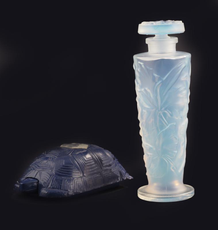 Appraisal: A Sabino opalescent glass scent bottle and stopper