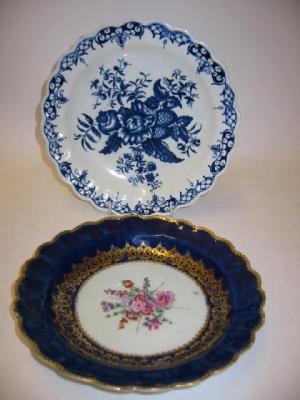 Appraisal: A FIRST PERIOD WORCESTER PORCELAIN PLATE with shaped rim printed