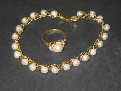 Appraisal: A CULTURED PEARL BRACELET the beads set onto ct gold