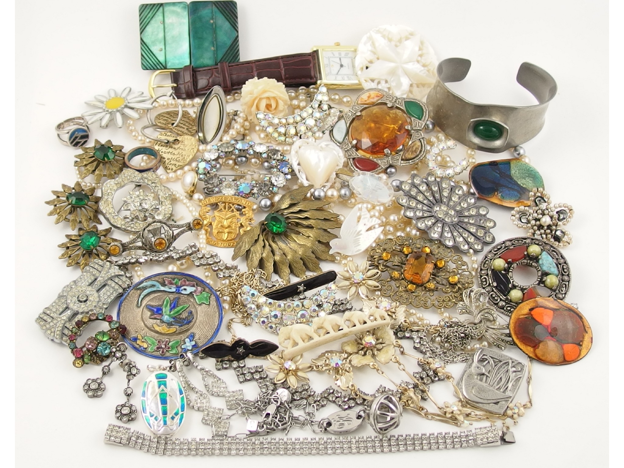 Appraisal: A collection of vintage costume jewellery to include retro items