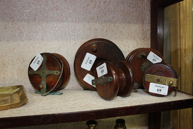 Appraisal: A COLLECTION OF FIVE VARIOUS WOODEN FISHING REELS the largest