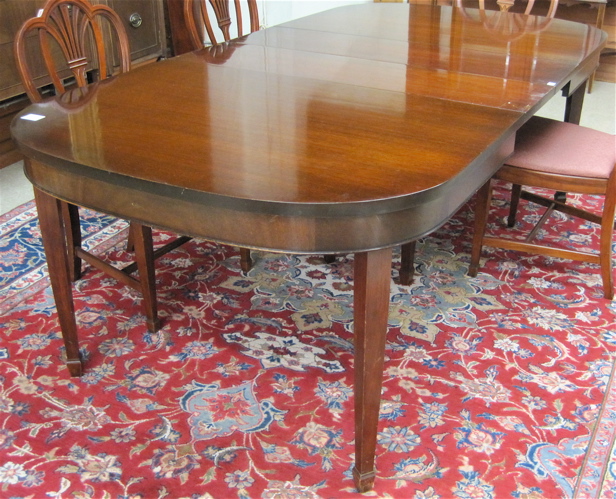 Appraisal: FEDERAL STYLE MAHOGANY DINING TABLE WITH THREE LEAVES New Travis