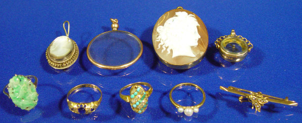 Appraisal: Assorted gold jewellery including a compass pendant pearl bar brooch