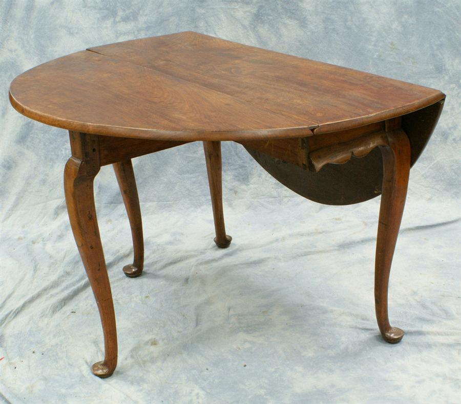 Appraisal: American walnut Queen Anne drop leaf table with round leaves