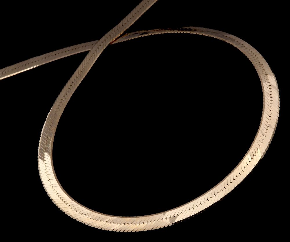 Appraisal: A CONTEMPORARY K GOLD HERRINGBONE CHAIN An Italian gold chain