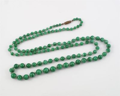 Appraisal: A single row graduated jade bead necklace with a metal