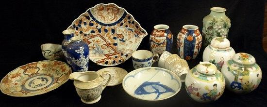 Appraisal: Sundry Oriental ceramics including a pair of Imari vases leaf