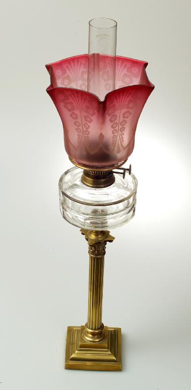 Appraisal: VICTORIAN BRASS CORINTHIAN COLUMN OIL LAMP with stepped square base