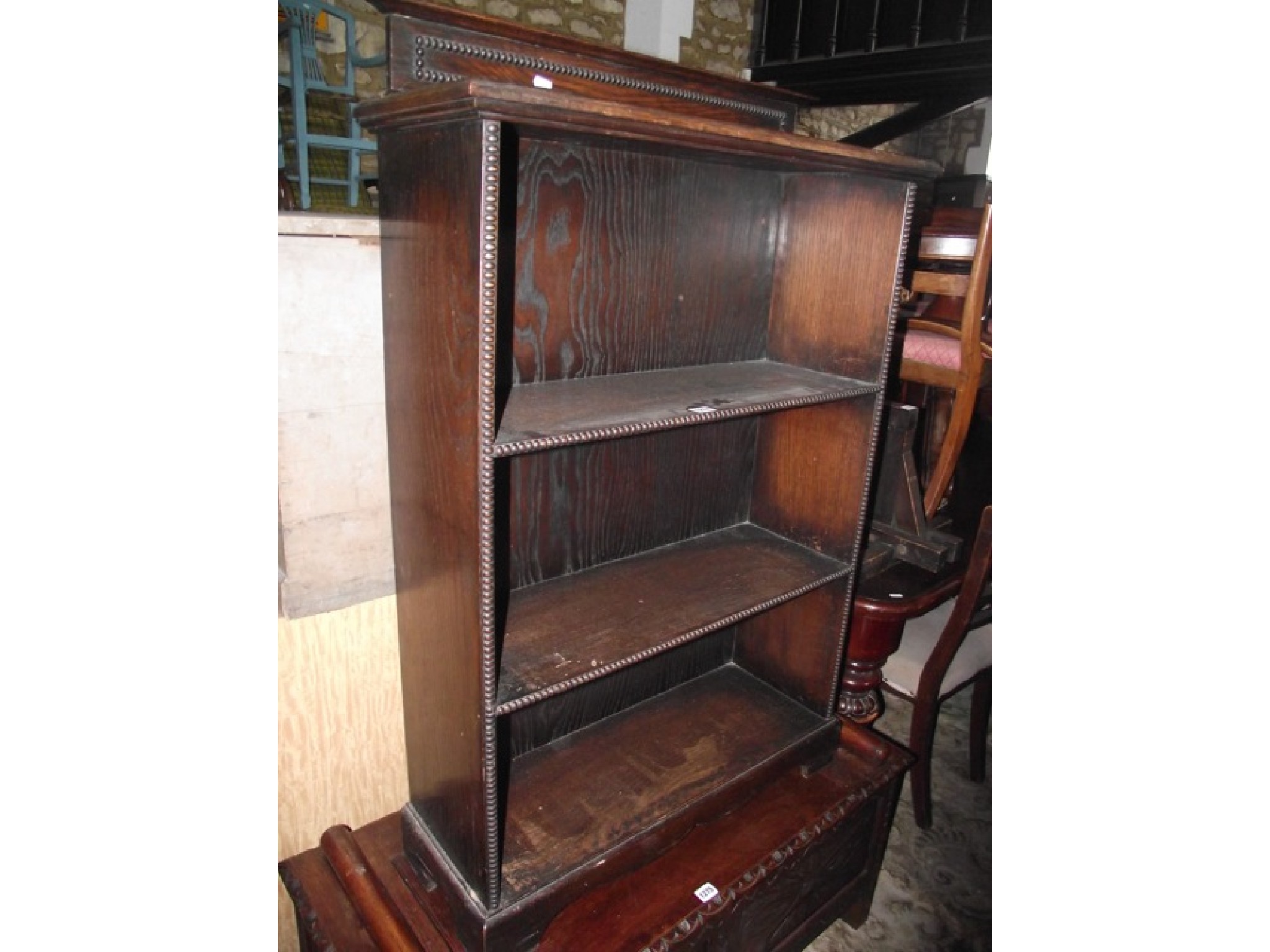 Appraisal: A small Edwardian oak freestanding open bookcase with two fixed