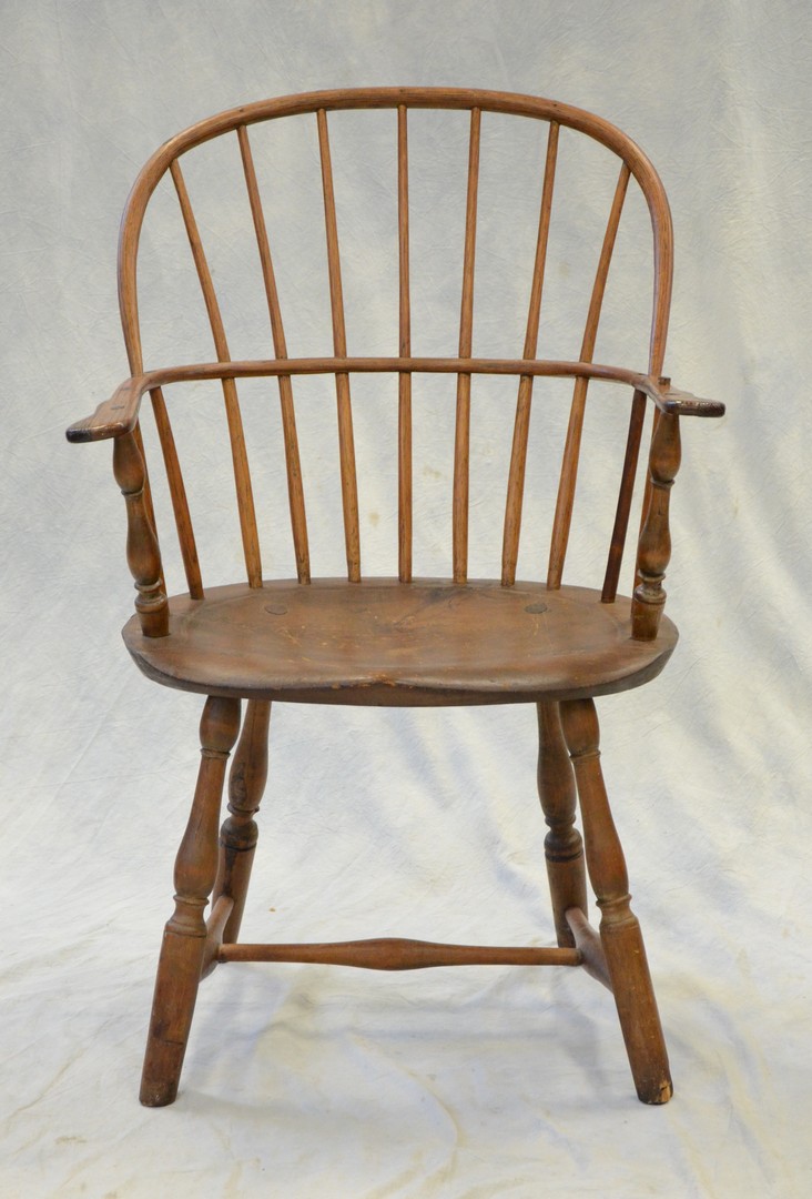 Appraisal: Sack back Windsor armchair spindle under right arm separated at