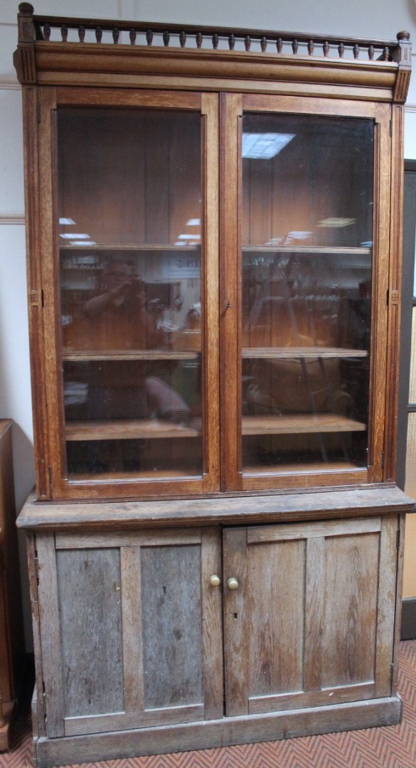 Appraisal: A late thC oak bookcase top on associated base with