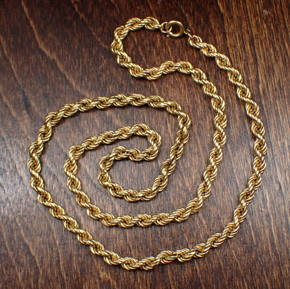 Appraisal: EIGHTEEN KARAT YELLOW GOLD ROPE CHAIN The k gold rope