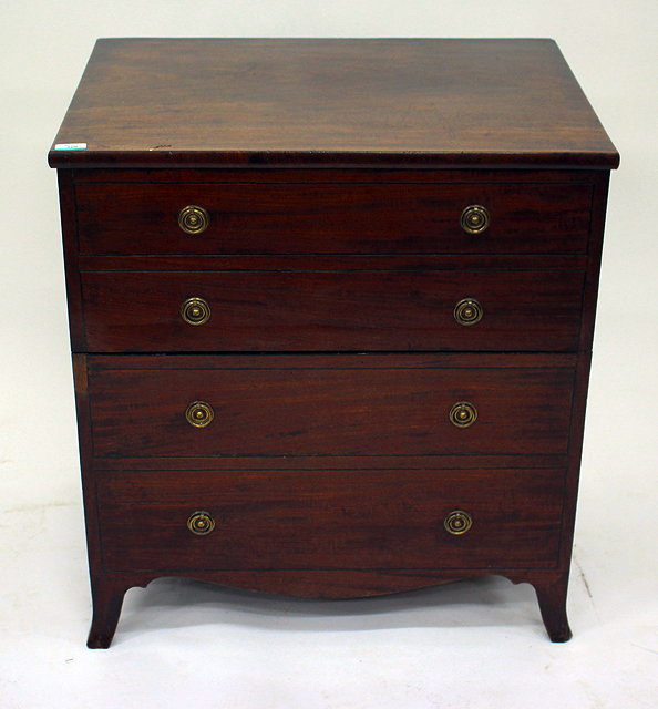 Appraisal: A TH CENTURY MAHOGANY COMMODE CHEST with a lifting top