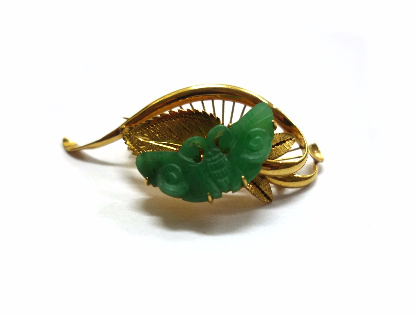 Appraisal: A Chinese yellow precious metal and jadeite brooch in the