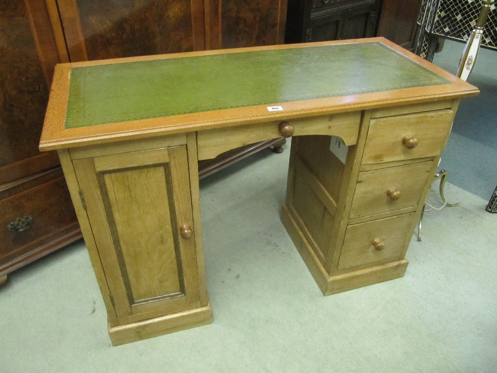 Appraisal: Pine kneehole desk