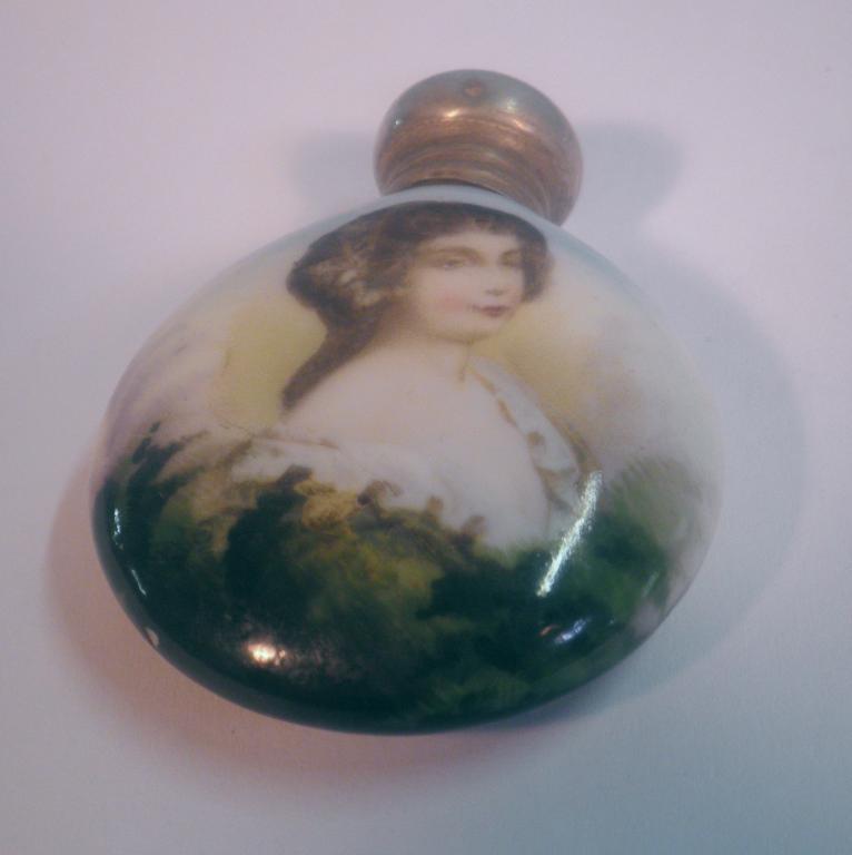 Appraisal: An Edwardian porcelain scent flask of flattened circular form decorated