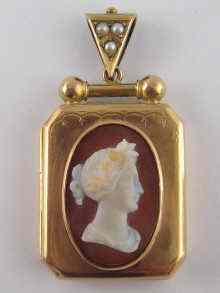 Appraisal: A yellow metal tests carat gold locket with hardstone cameo