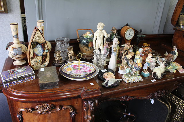 Appraisal: A QUANTITY OF MISCELLANEOUS CHINA and glass to include figurines