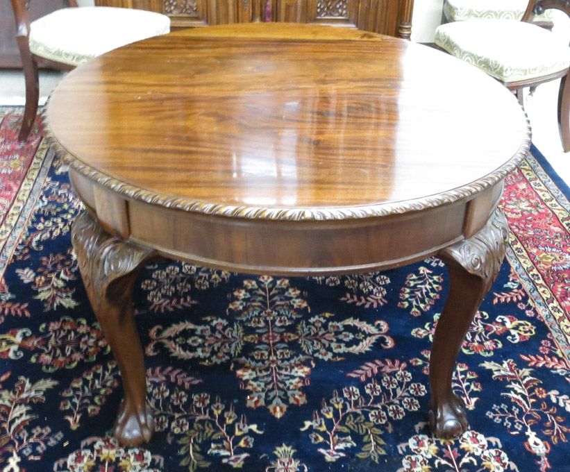 Appraisal: A ROUND MAHOGANY DINING TABLE WITH ORIGINAL LEAF Chippendale Revival