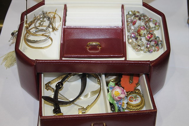 Appraisal: A QUANTITY OF MISCELLANEOUS COSTUME JEWELLERY including beads necklaces etc