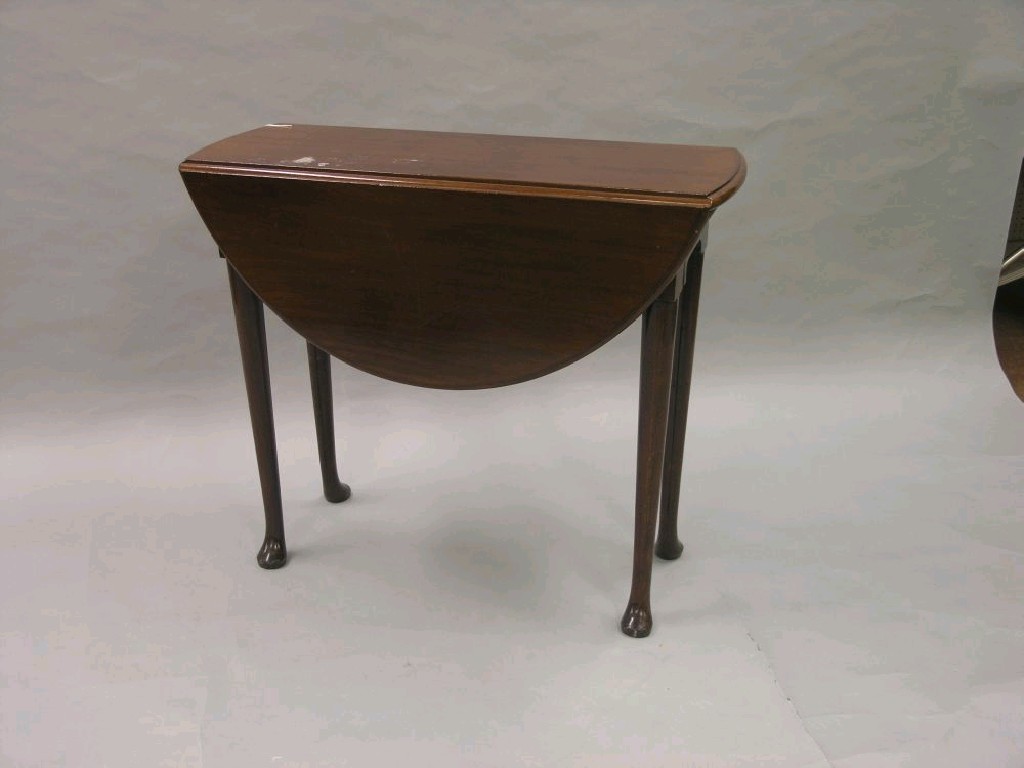 Appraisal: A Georgian-style mahogany drop leaf table on turned legs with