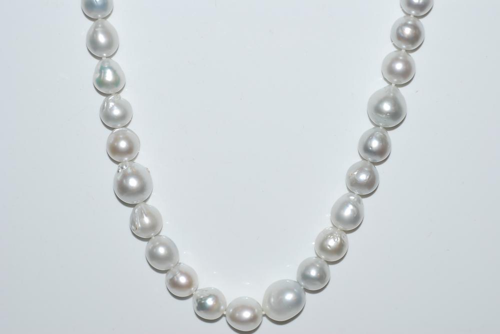 Appraisal: A STRAND OF BAROQUE SOUTH SEA PEARLS TO A CT