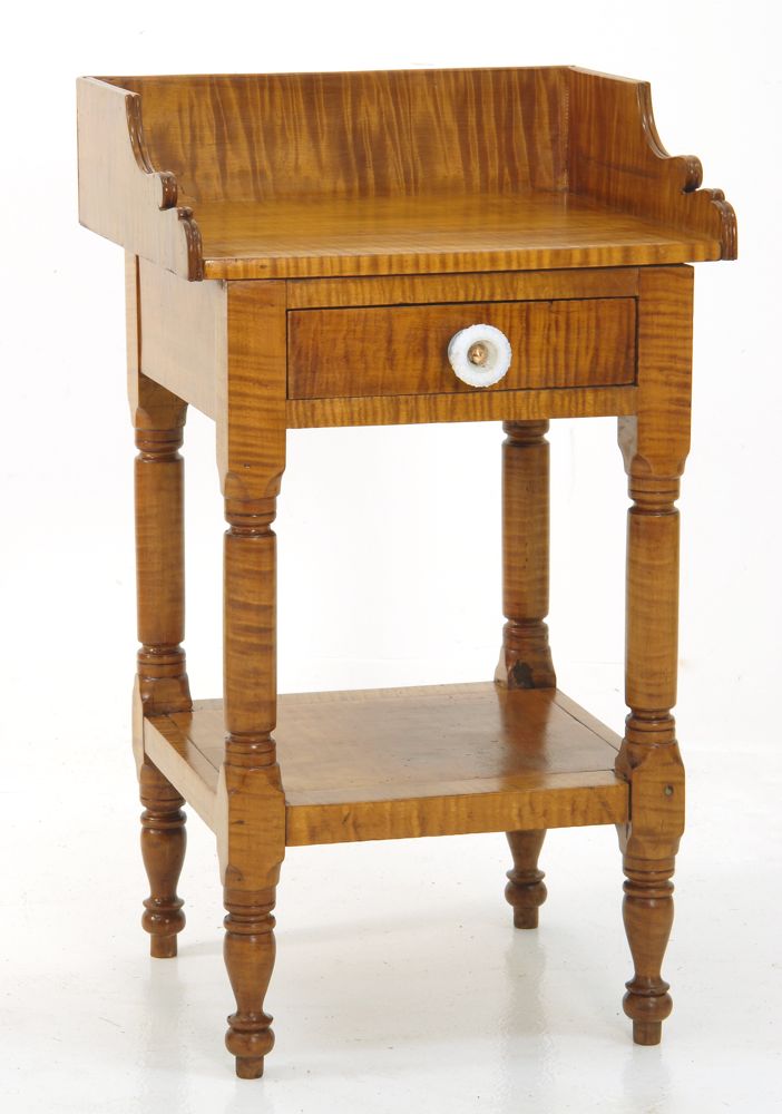 Appraisal: ANTIQUE AMERICAN SHERATON ONE-DRAWER WASHSTAND In fabulous tiger maple Turned