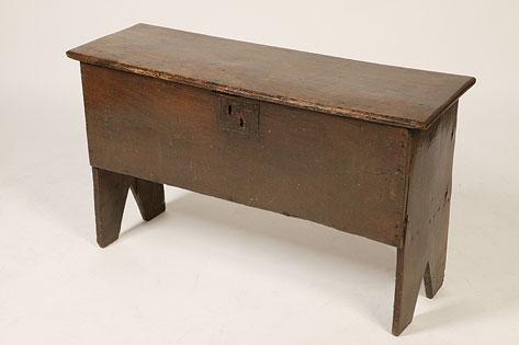 Appraisal: AN TH CENTURY OAK SIX PLANK COFFER with a rectangular