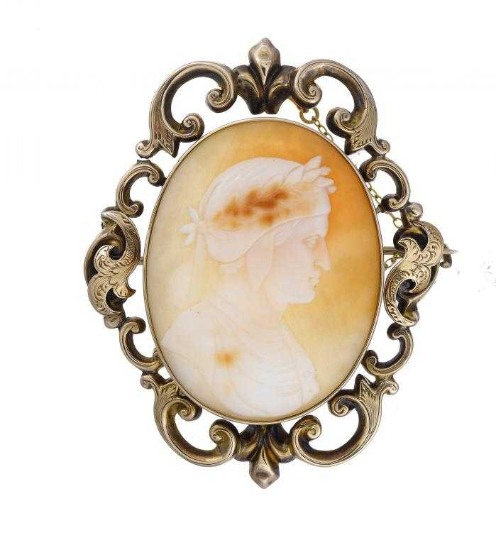 Appraisal: AN ANTIQUE CAMEO BROOCH the oval shell carved with Dante