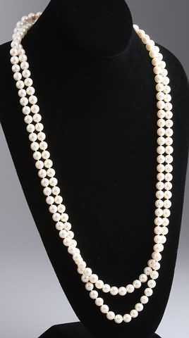 Appraisal: KW gold clasp Approximately mm pearls l S