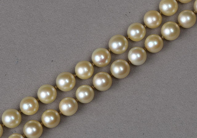 Appraisal: A SINGLE STRAND CULTURED PEARL NECKLACE long