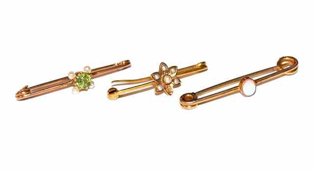 Appraisal: A PERIDOT AND PEARL SET BAR BROOCH a pearl set