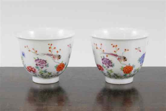 Appraisal: A pair of Chinese famille rose bowls each painted with