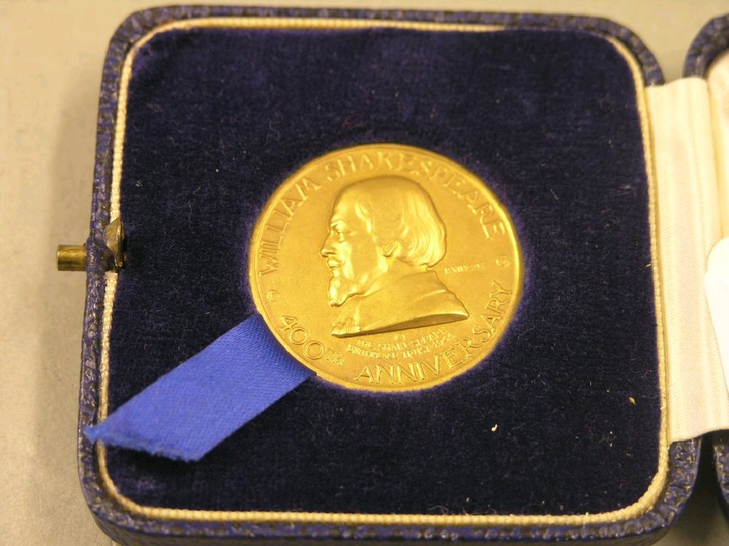 Appraisal: A ct gold William Shakespeare anniversary medallion - grams