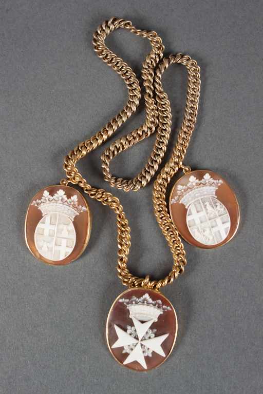 Appraisal: Antique gold and shell cameo pendant necklace late th century